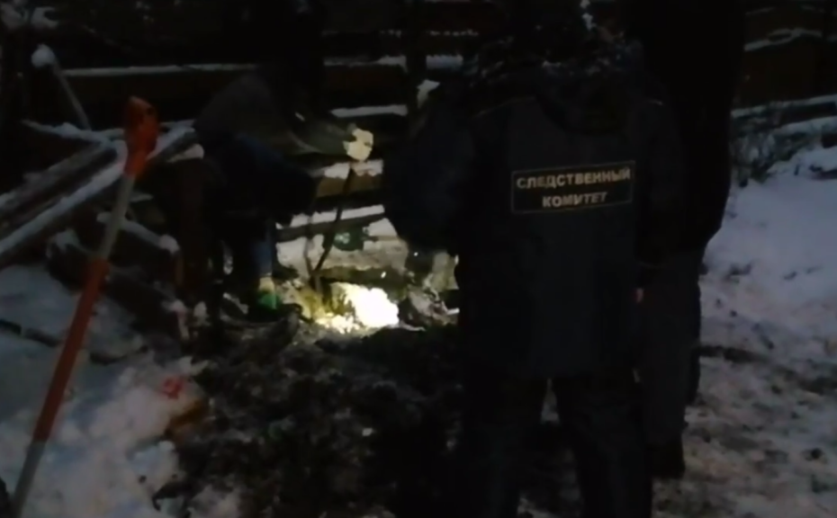 Осмотр территории домовладения мужчины