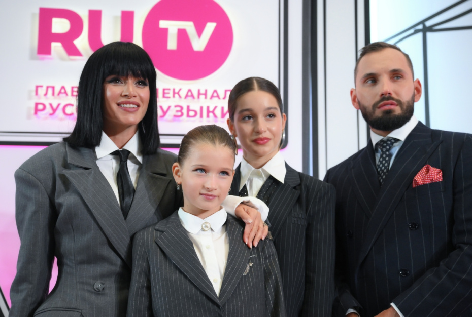 Телеведущая Ксения Бородина с детьми и блогер Николай Сердюков