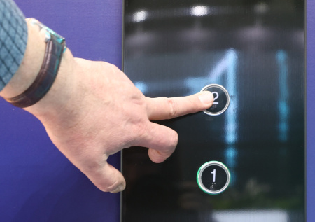 Житель многоэтажки пристроил к квартире личный лифт и третирует соседей