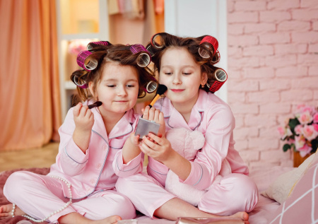 Иммунолог оценила опасность детской декоративной косметики