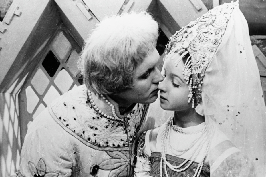 Эдуард Изотов в роли Ивана и Наталья Седых в роли Настеньки в фильме «Морозко», 1965 год