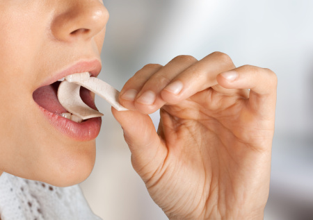 Терапевт ответила, можно ли глотать жвачку