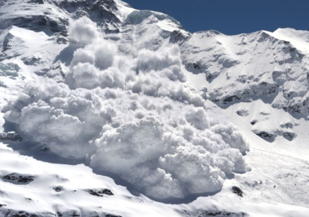 Три лыжника погибли при сходе лавины в районе популярного курорта