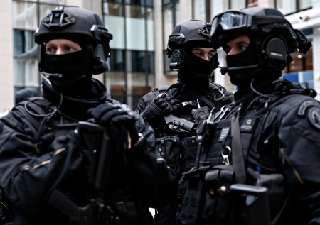 Неизвестный напал на пассажиров метро в Париже