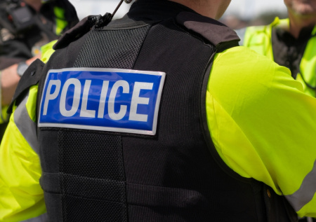 Мигрант с ломом напал на людей в больнице