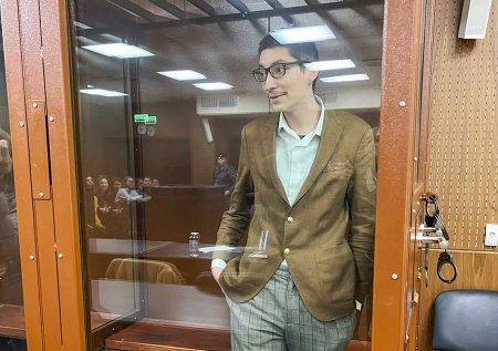 Инсценировавший суицид на Красной площади акционист покинул Россию