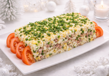 Бомбический салат с копченой колбасой: готовьте хоть тонну — всё улетит