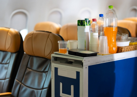 Тележка травмировала пассажирку на борту самолета