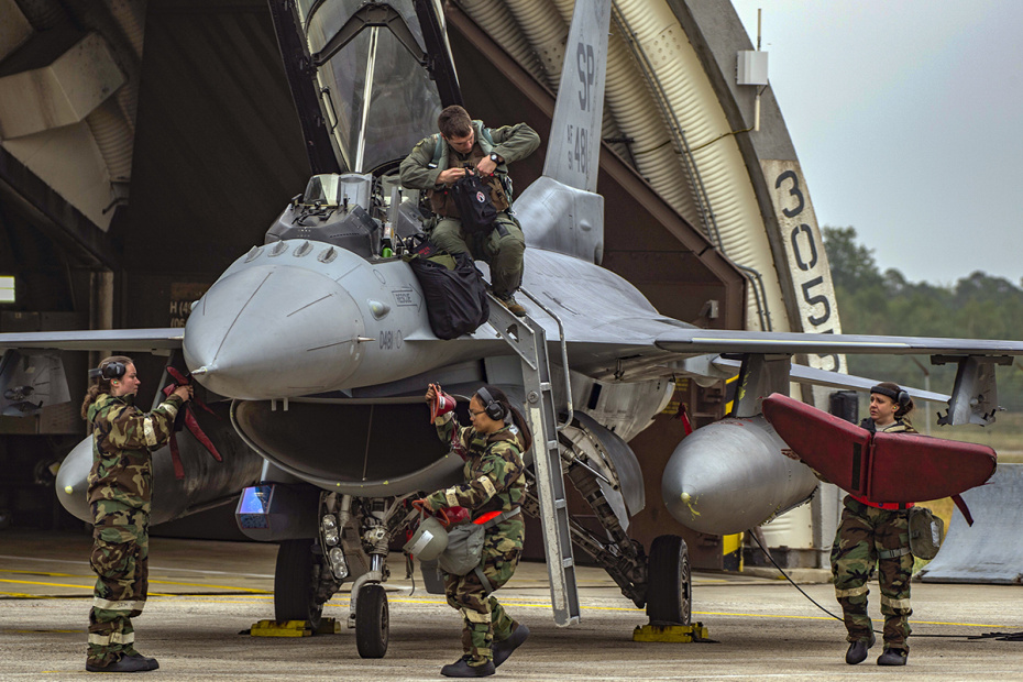 Пилот ВВС США покидает кабину истребителя F-16 Fighting Falcon после учений на авиабазе Шпангдалем в Германии