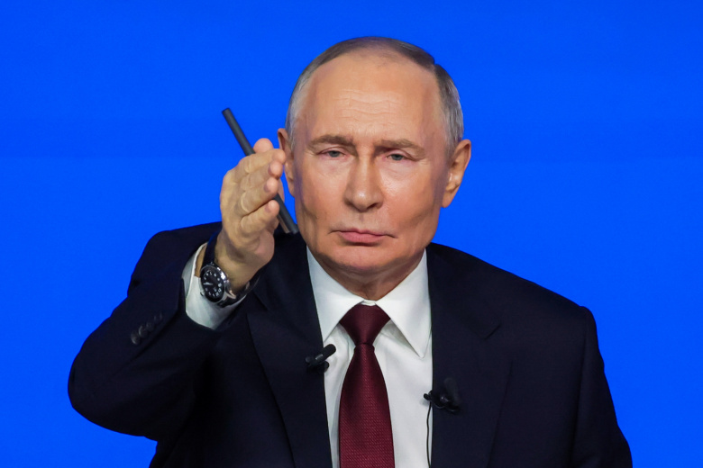 Президент РФ Владимир Путин во время прямой линии и большой пресс-конференции в Гостином дворе