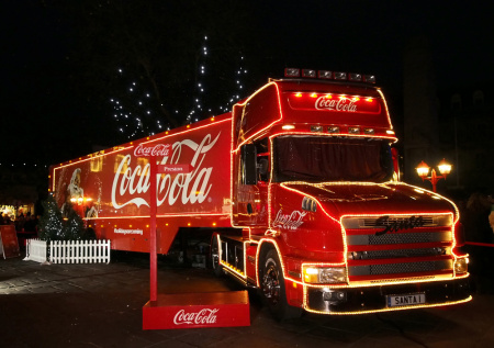 Легендарный грузовик Coca-Cola не смог привезти праздник из-за непогоды