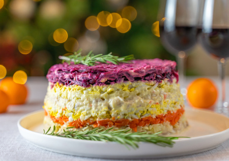 «Тройной удар»: россиян предостерегли от переедания новогодних салатов