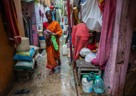 В Индии прислуги пять лет морили голодом хозяина и его дочь