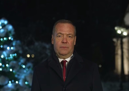 Медведев в новогоднем поздравлении заговорил о близости победы