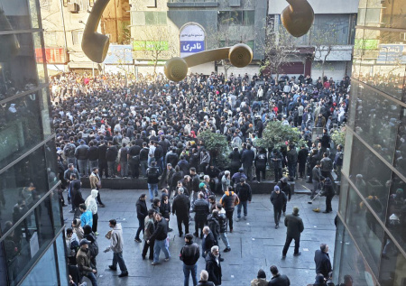 Протесты в Иране набирают обороты из-за роста цен