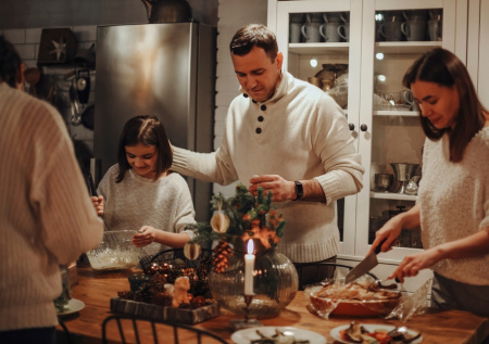 Россиянам рассказали, как избежать пищевого отравления на новогоднем застолье