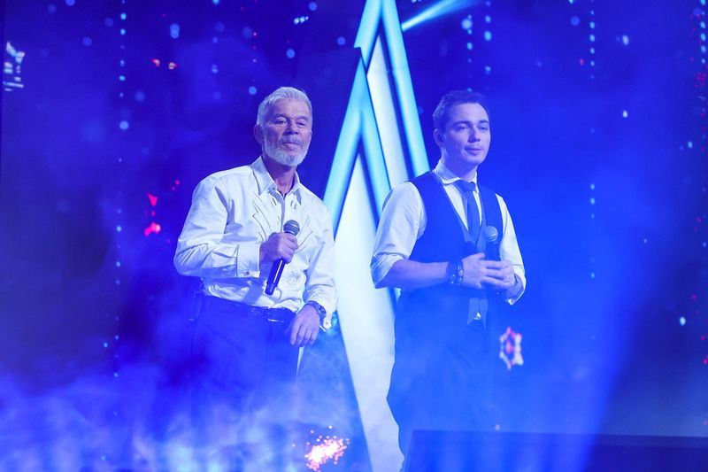 Певцы Олег Газманов и Родион Газманов во время выступления на «Главном новогоднем концерте», 2023 г.