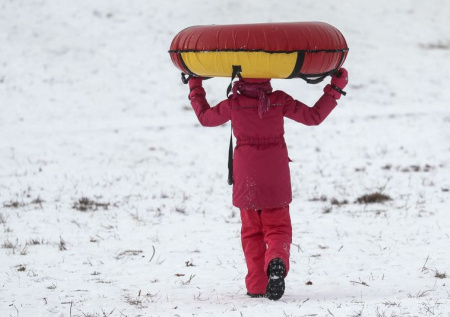 Школьники скатились на ватрушке с исторического монумента