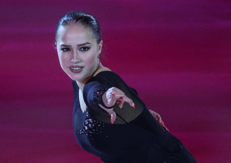 «Спасибо Деду Морозу»: Загитова показала подаренное холодное оружие