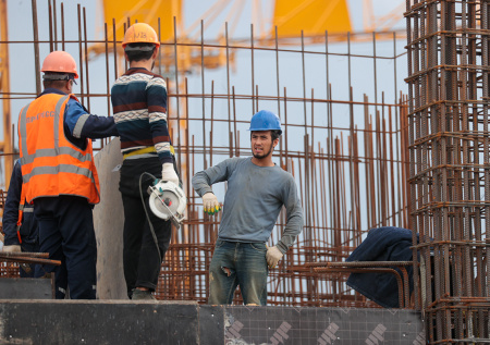 В России кардинально сократили число мигрантов на стройках