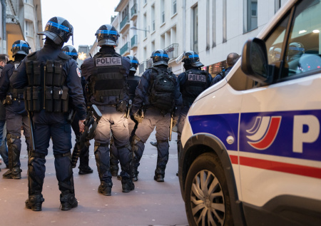 Стало известно, сколько задержали в Париже в новогоднюю ночь