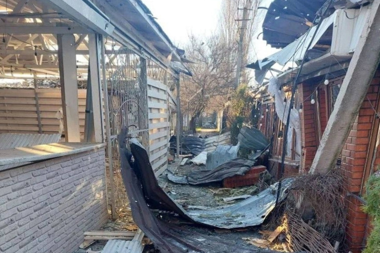 Разрушенные здания после удара БПЛА ВСУ в селе Хорлы