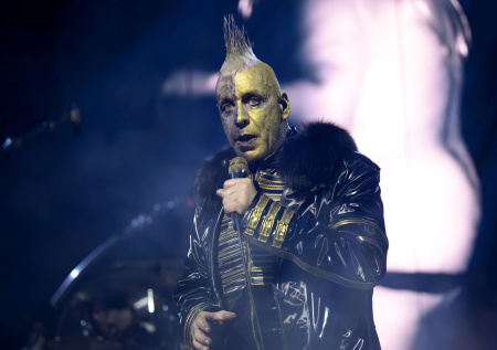 Россиянин пришел на концерт Rammstein и поймал лицом торт от барабанщика