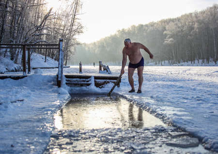«Есть специальные проруби»: в Госдуме предостерегли россиян от одной забавы
