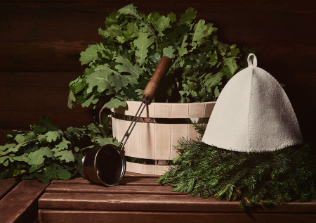 Российский мэр вышел из парилки, показал бицепсы и поздравил с Новым годом