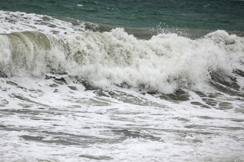 Штормовой ветер на побережье Черного моря в Анапе