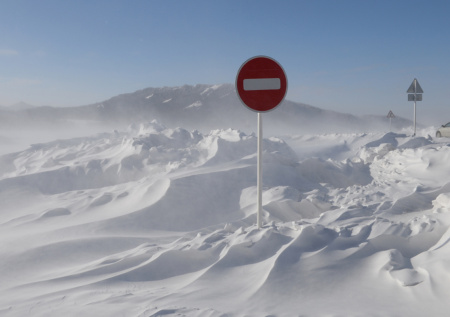 Появились кадры с сотнями застрявших машин с туристами на границе с Грузией