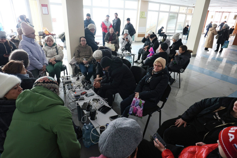 Местные жители в пункте временного размещения населения в Белореченске