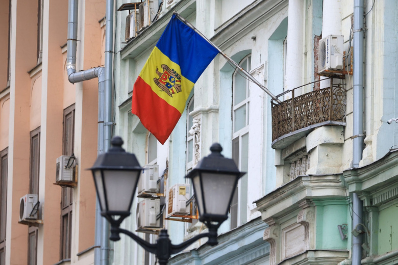 Флаг на здании посольства Республики Молдова