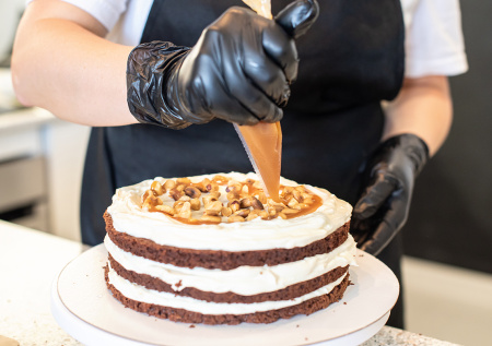 Новогодний торт без духовки: вкусный сюрприз, который сэкономит вам кучу времени!