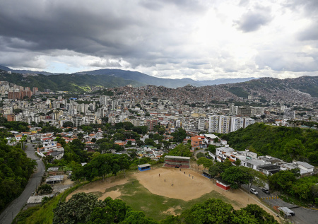 Житель Каракаса снял на видео первые удары ВВС США по городу