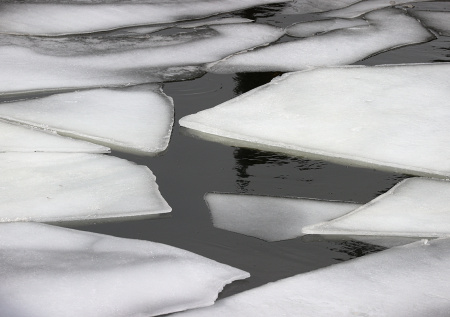 Два маленьких мальчика попали в смертельную ловушку на замерзшей реке