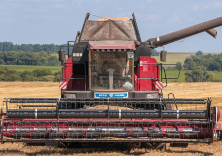 Зарплаты трактористов и комбайнеров в России достигли 300 тыс. рублей