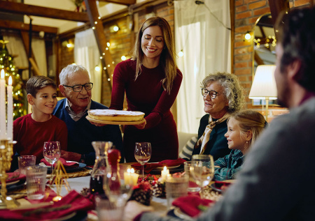 Психолог объяснила, нужно ли сажать детей за новогодний стол со взрослыми