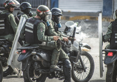 Стрельба началась в соседних с Каракасом городах