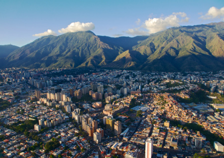 Территория рядом с военной базой в Каракасе обесточена после взрывов