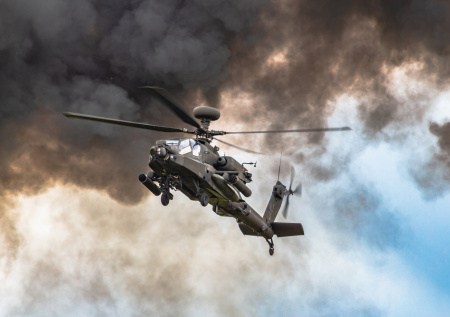 Появились кадры, как AH-64 Apache наносит ракетный удар по цели в Каракасе