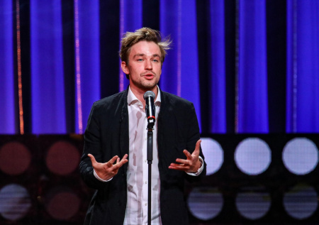 Петров показал, как отпраздновал Новый год с женой в загородном доме