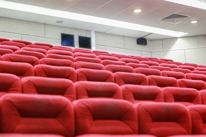 Кресла в зрительном зале кинозала