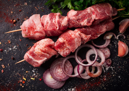 Шашлык с изюминкой: как приготовить сочное мясо с легкой кислинкой на квасном маринаде