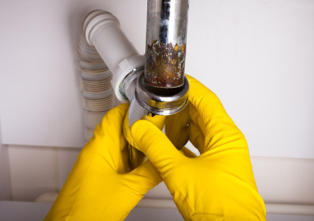 Волосы в трубе — тихий ужас каждой хозяйки: как быстро расправиться с засором без разбора сифона