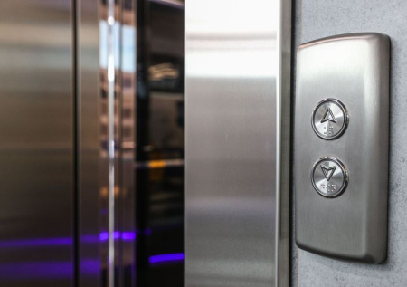 Россиянам рассказали, как действовать внутри падающего лифта