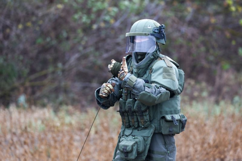 Военнослужащий во время обезвреживания украинского беспилотника