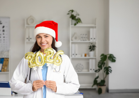 Психолог раскрыла простой рецепт новогоднего настроения на работе