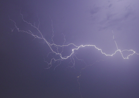 Два человека погибли и 150 пострадали от удара молнии на фестивале