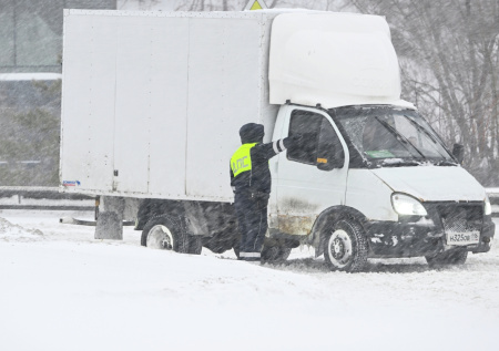 Непогода временно парализовала трассы в российском регионе
